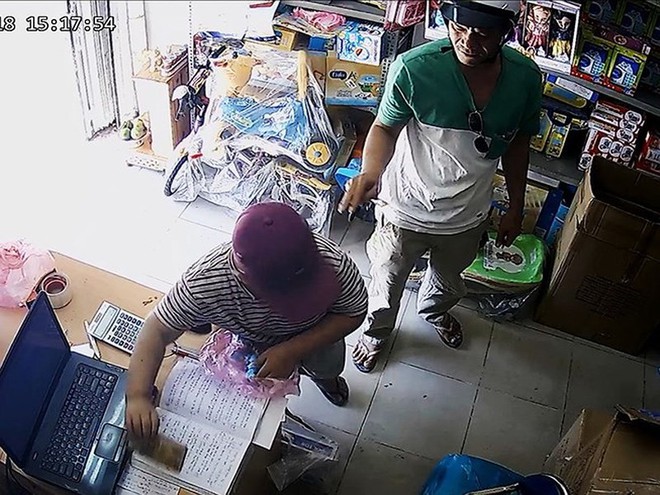 Giọt nước mắt nh&oacute;i l&ograve;ng trong vụ người cha dẫn con đi ăn trộm - Ảnh 3.