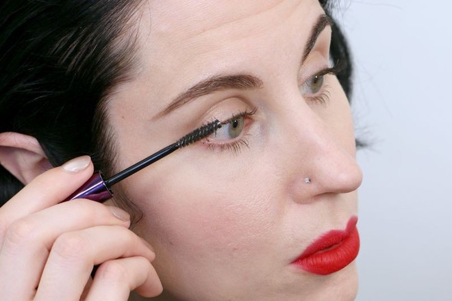 Chỉ cần d&ugrave;ng th&ecirc;m 1 sản phẩm n&agrave;y, bạn sẽ kh&ocirc;ng lo mascara bị nh&ograve;e ngay cả khi mồ h&ocirc;i nhễ nhại - Ảnh 6.