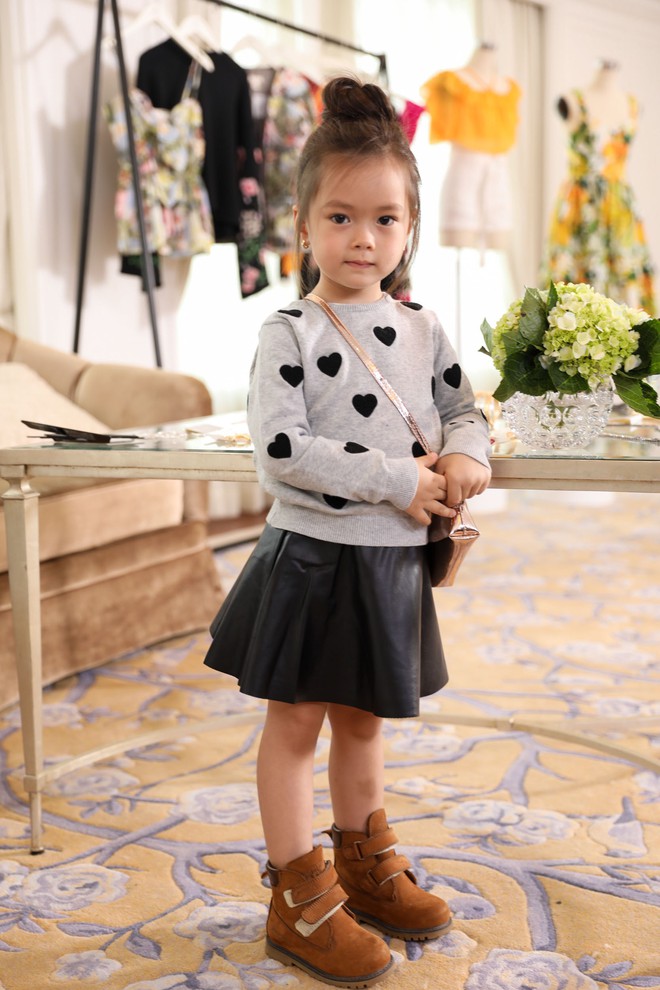 C&ocirc; chi&ecirc;u, cậu ấm l&agrave; con lai của nghệ sĩ Vbiz: B&eacute; từ nhỏ đ&atilde; biết diện đồ hiệu, b&eacute; sở hữu lượng fan nhiều hơn cả mẹ - Ảnh 8.