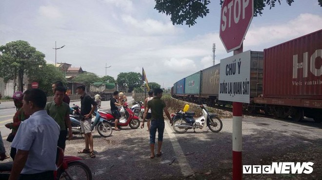 Cố tình vượt đường ray, người đàn ông đi xe máy bị tàu hoả kéo lê hàng chục mét - Ảnh 2.