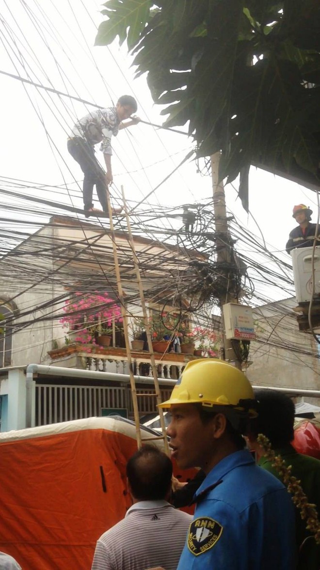 Giải cứu nam thanh niên nghi ngáo đá leo lên cột điện la hét ở Sài Gòn - Ảnh 1.