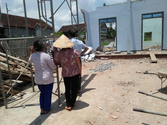 Nghệ An: Tường bất ngờ đ&egrave; sập khiến 2 người tử vong khi đang phụ gi&uacute;p h&agrave;ng x&oacute;m dỡ nh&agrave; - Ảnh 1.