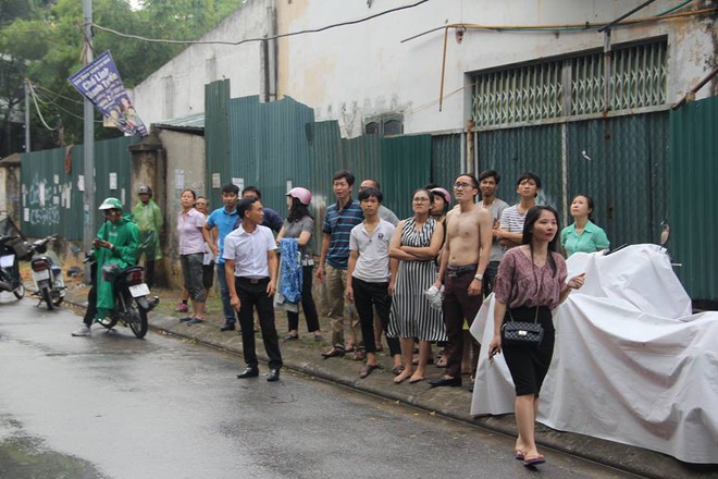H&agrave; Nội: Trụ sở c&ocirc;ng ty bốc ch&aacute;y, h&agrave;ng chục nh&acirc;n vi&ecirc;n kh&oacute;c th&eacute;t, nh&aacute;o nh&agrave;o th&aacute;o chạy - Ảnh 4.