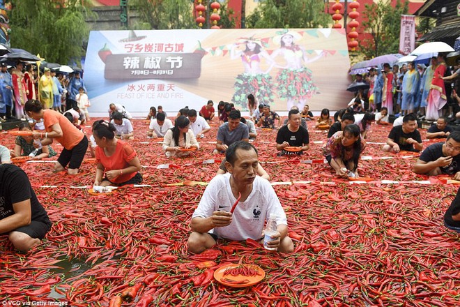 Nhiệt độ lên đến gần 40 độ C, Trung Quốc vẫn tổ chức cuộc thi ngâm mình ăn ớt và tìm được quán quân - Ảnh 9.