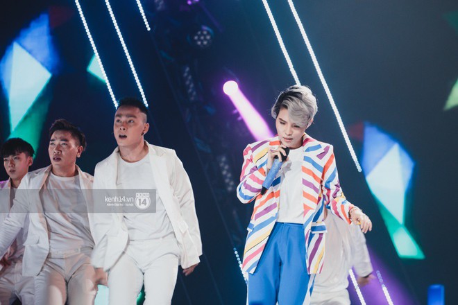 Ch&ugrave;m ảnh đẹp nhất trong show H&agrave;n-Việt: WINNER, Jung Hae In, Noo Phước Thịnh c&ugrave;ng d&agrave;n nghệ sĩ Việt để lại chuỗi cảm x&uacute;c vỡ &ograve;a - Ảnh 26.