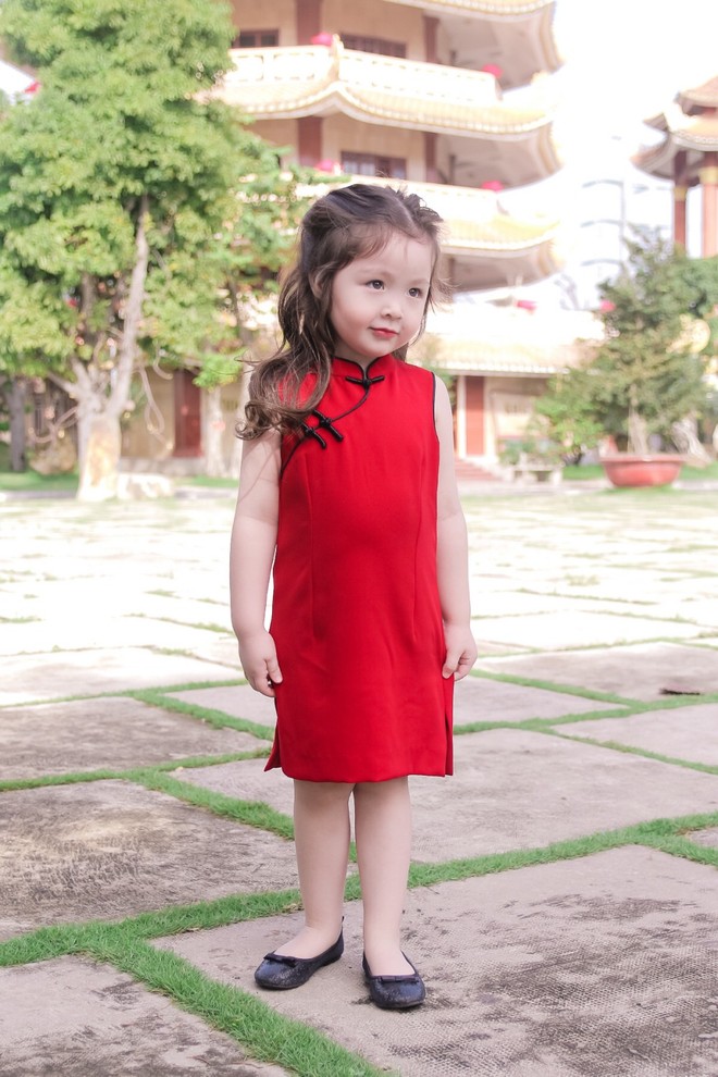 C&ocirc; chi&ecirc;u, cậu ấm l&agrave; con lai của nghệ sĩ Vbiz: B&eacute; từ nhỏ đ&atilde; biết diện đồ hiệu, b&eacute; sở hữu lượng fan nhiều hơn cả mẹ - Ảnh 3.