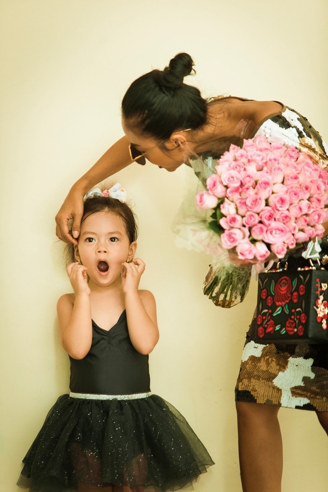 C&ocirc; chi&ecirc;u, cậu ấm l&agrave; con lai của nghệ sĩ Vbiz: B&eacute; từ nhỏ đ&atilde; biết diện đồ hiệu, b&eacute; sở hữu lượng fan nhiều hơn cả mẹ - Ảnh 10.