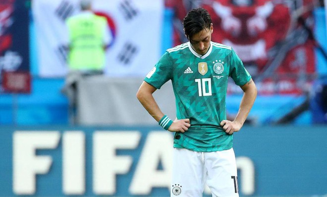 Bố Ozil khuy&ecirc;n con trai từ gi&atilde; tuyển Đức sau cơn mưa chỉ tr&iacute;ch - Ảnh 2.