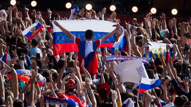 Vào tới tứ kết World Cup, tuyển Nga mừng công giữa biển người - Ảnh 2.