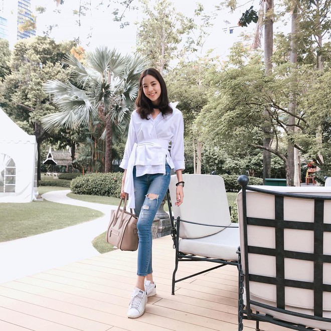 Chỉ với chi tiết d&acirc;y buộc đơn giản m&agrave; c&oacute; &iacute;t nhất 4 kiểu &aacute;o trendy, diện l&ecirc;n si&ecirc;u xinh v&agrave; t&ocirc;n d&aacute;ng - Ảnh 1.