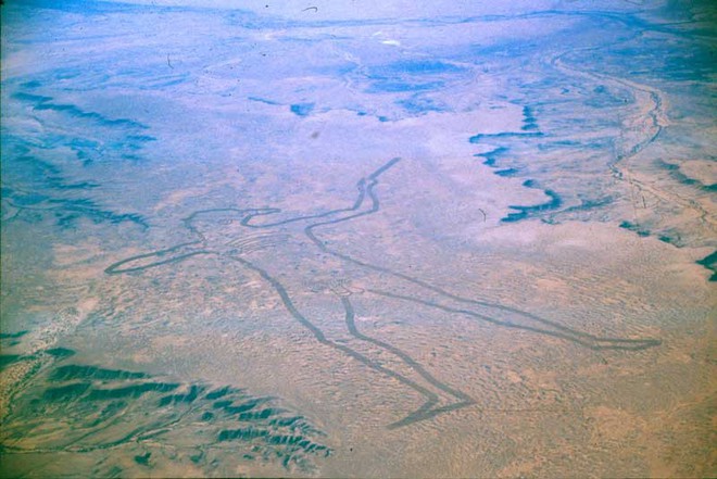 Marree Man - Hình vẽ thổ dân khổng lồ trên sa mạc Úc có thể nhìn thấy từ vũ trụ hơn 20 năm qua vẫn là một câu đố làm các nhà khoa học điên đầu - Ảnh 1.