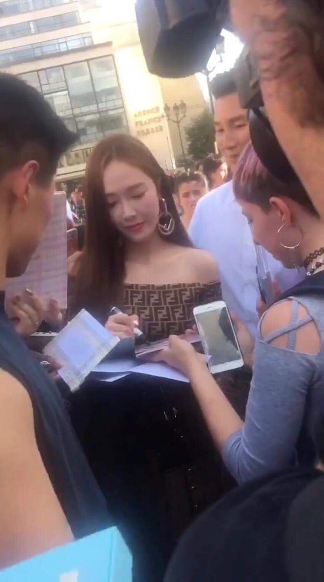 Fan bất ngờ khi Jessica kí tặng album Hoot của SNSD - Ảnh 1.