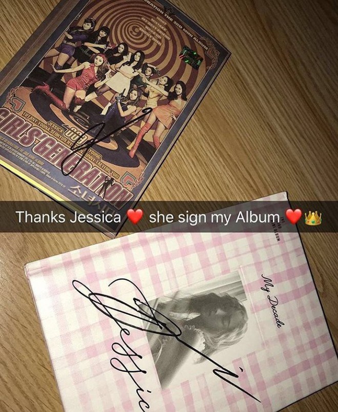 Fan bất ngờ khi Jessica kí tặng album Hoot của SNSD - Ảnh 2.