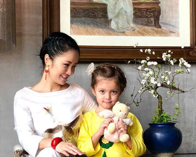 C&ocirc; chi&ecirc;u, cậu ấm l&agrave; con lai của nghệ sĩ Vbiz: B&eacute; từ nhỏ đ&atilde; biết diện đồ hiệu, b&eacute; sở hữu lượng fan nhiều hơn cả mẹ - Ảnh 13.