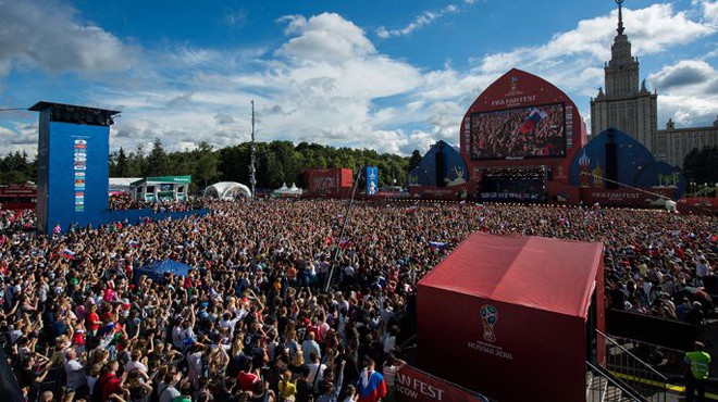 V&agrave;o tới tứ kết World Cup, tuyển Nga mừng c&ocirc;ng giữa biển người - Ảnh 3.