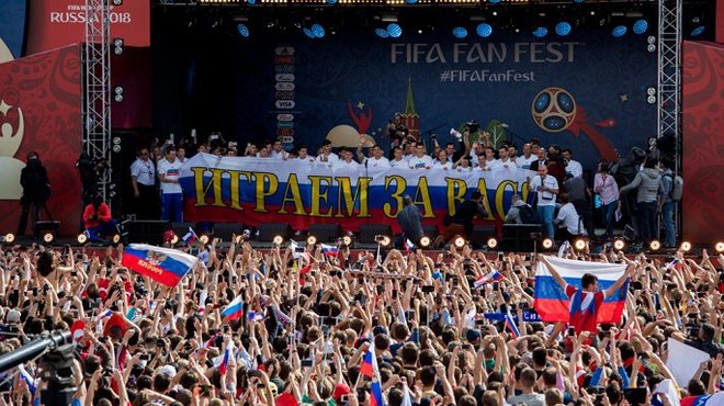 Vào tới tứ kết World Cup, tuyển Nga mừng công giữa biển người - Ảnh 4.