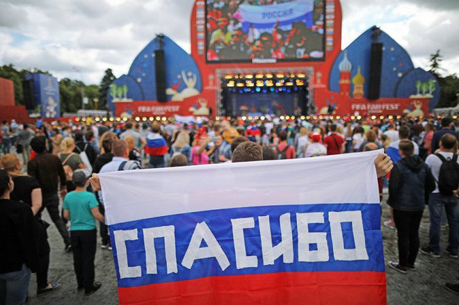 Vào tới tứ kết World Cup, tuyển Nga mừng công giữa biển người - Ảnh 7.