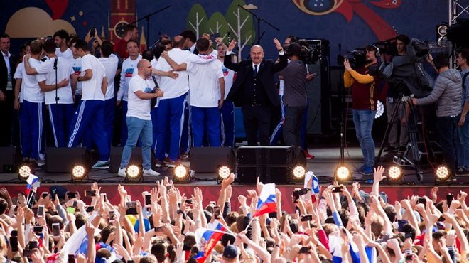 Vào tới tứ kết World Cup, tuyển Nga mừng công giữa biển người - Ảnh 8.