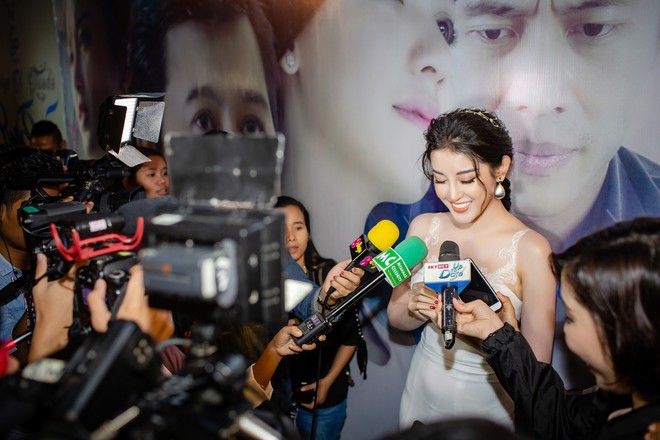 Lấn sân làm diễn viên, Huyền My đẹp lộng lẫy, được truyền thông Myanmar săn đón nhiệt tình - Ảnh 6.