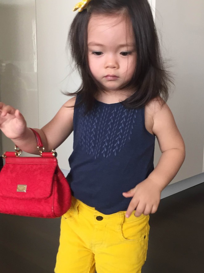 C&ocirc; chi&ecirc;u, cậu ấm l&agrave; con lai của nghệ sĩ Vbiz: B&eacute; từ nhỏ đ&atilde; biết diện đồ hiệu, b&eacute; sở hữu lượng fan nhiều hơn cả mẹ - Ảnh 9.