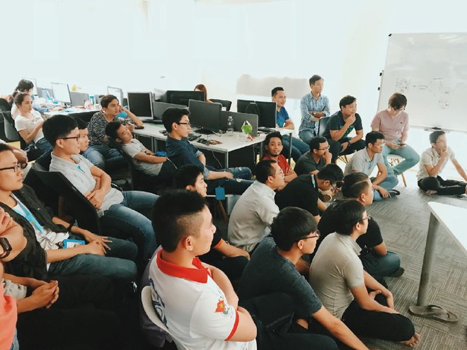 Ch&ugrave;m ảnh: Nhiều nh&acirc;n vi&ecirc;n văn ph&ograve;ng tập trung, c&ugrave;ng h&ograve; reo cổ vũ cho đội tuyển U23 Việt Nam trong trận b&aacute;n kết lịch sử - Ảnh 4.