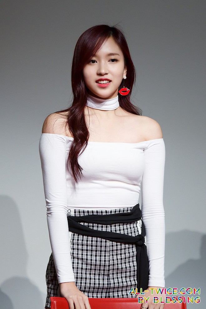 Loạt ảnh cũ bỗng được &ldquo;đ&agrave;o&rdquo; lại: Mina (Twice) g&acirc;y sốt khi diện &aacute;o trễ vai gợi cảm - Ảnh 5.