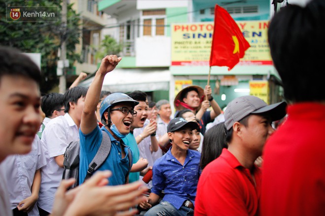 Chùm ảnh: Khoảnh khắc U23 Việt Nam gỡ hòa trong những phút cuối, hàng triệu người đã nắm tay, ôm nhau hạnh phúc nhường này - Ảnh 13.