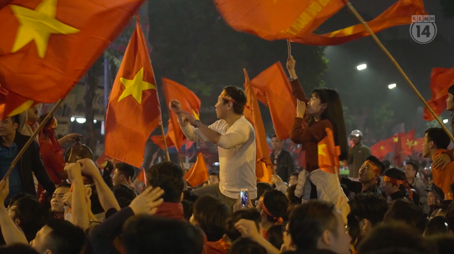 Clip: Nh&igrave;n lại 1 đ&ecirc;m cả Việt Nam vỡ o&agrave; v&igrave; U23, khi triệu tr&aacute;i tim c&ugrave;ng th&oacute;t tim, hạnh ph&uacute;c v&agrave; tự h&agrave;o! - Ảnh 9.