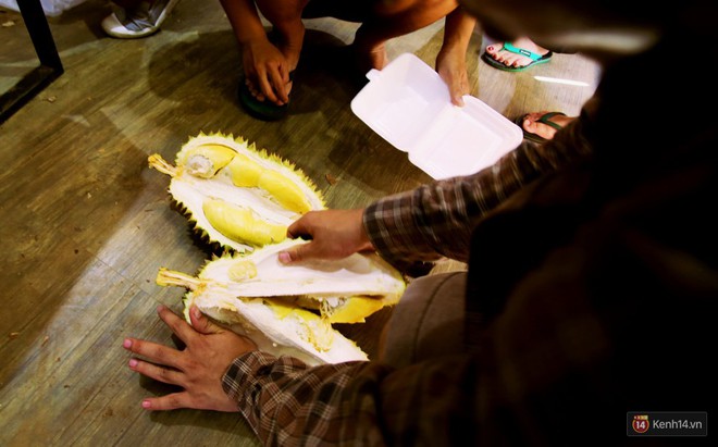 Chuyện lạ ở S&agrave;i G&ograve;n: Đội nắng xếp h&agrave;ng mua sầu ri&ecirc;ng, ăn xong phải trả lại hạt để lấy tiền cọc - Ảnh 12.
