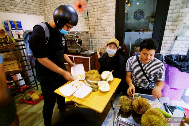 Chuyện lạ ở S&agrave;i G&ograve;n: Đội nắng xếp h&agrave;ng mua sầu ri&ecirc;ng, ăn xong phải trả lại hạt để lấy tiền cọc - Ảnh 8.