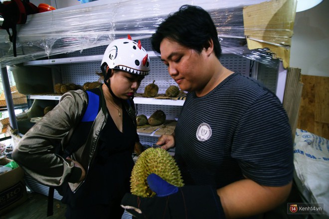 Chuyện lạ ở Sài Gòn: Đội nắng xếp hàng mua sầu riêng, ăn xong phải trả lại hạt để lấy tiền cọc - Ảnh 6.