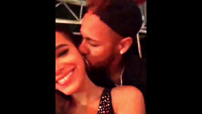 Neymar vừa h&ocirc;n vừa tr&eacute;t b&aacute;nh kem l&ecirc;n mặt bạn g&aacute;i xinh đẹp - Ảnh 4.