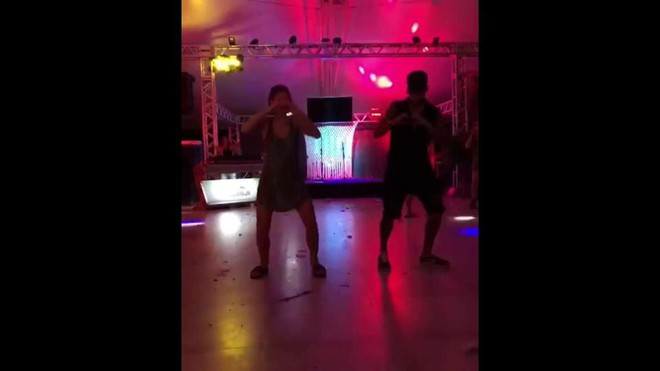 Neymar vừa h&ocirc;n vừa tr&eacute;t b&aacute;nh kem l&ecirc;n mặt bạn g&aacute;i xinh đẹp - Ảnh 2.