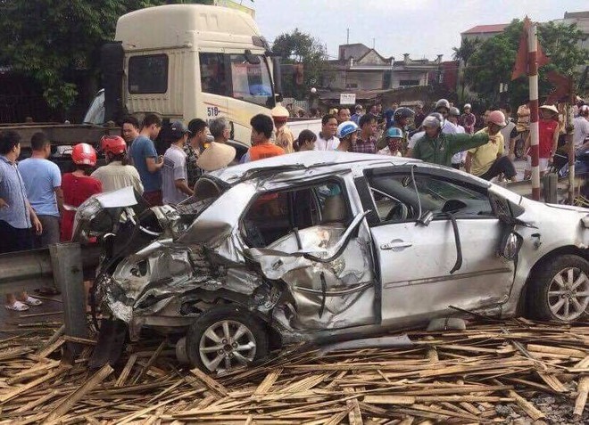 Nam Định: Ô tô bị hất văng sau khi tông vào tàu hỏa, 1 người tử vong, 3 người nhập viện cấp cứu - Ảnh 1.