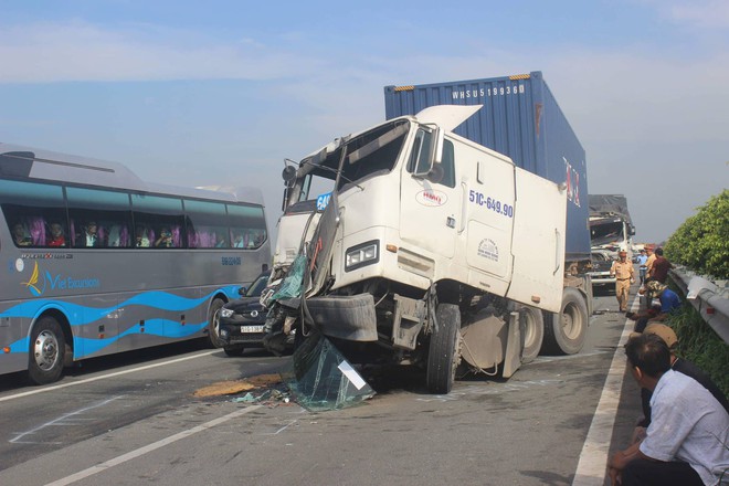 Xe container phanh gấp gây tai nạn liên hoàn, cao tốc TP. HCM-Long Thành-Dầu Giây kẹt xe từ sáng đến trưa - Ảnh 1.