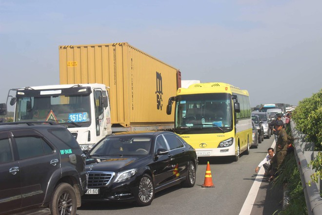 Xe container phanh gấp gây tai nạn liên hoàn, cao tốc TP. HCM-Long Thành-Dầu Giây kẹt xe từ sáng đến trưa - Ảnh 2.