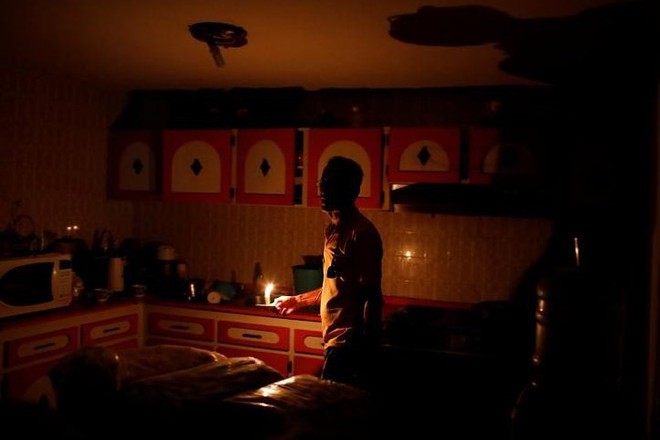 Venezuela vật v&atilde; với t&igrave;nh trạng thiếu điện thắp s&aacute;ng v&agrave; chống n&oacute;ng - Ảnh 1.