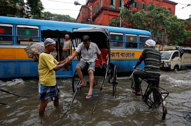 Ảnh: Mưa lớn ở Ấn Độ gây sập nhà, ô tô xe máy “bơi” giữa đường phố - Ảnh 17.