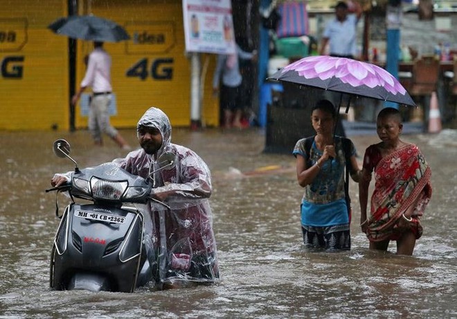 Ảnh: Mưa lớn ở Ấn Độ gây sập nhà, ô tô xe máy “bơi” giữa đường phố - Ảnh 9.