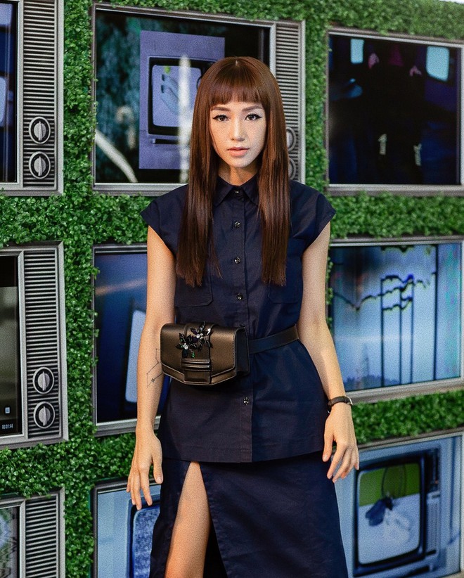 Giơ tay tạo d&#225;ng như celeb gặp paparazzi nhưng về nh&#224; đăng ảnh ghi &quot;Xin đừng chụp h&#236;nh&quot;, Salim quả l&#224; một c&#244; g&#225;i phức tạp! - Ảnh 4.