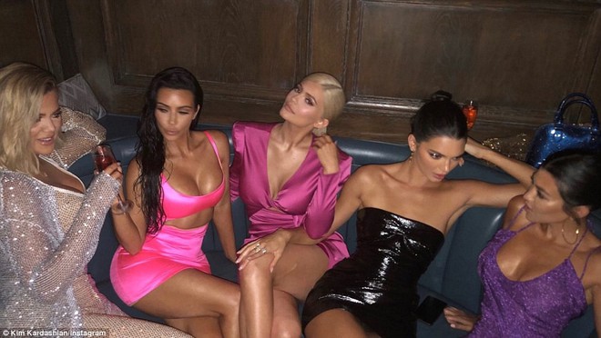 Ngũ long công chúa nhà Kardashian đọ sắc: Kylie và Kim quá gợi cảm sau giảm cân, Kendall khoe chân dài hút hồn - Ảnh 14.