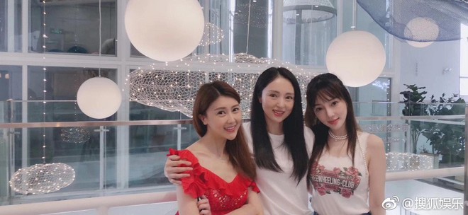 Bức ảnh selfie tai tiếng nhất Cbiz h&ocirc;m nay: Kẻ ngoại t&igrave;nh L&yacute; Tiểu Lộ rạng rỡ b&ecirc;n vợ sao nam bị tố cưỡng bức - Ảnh 1.