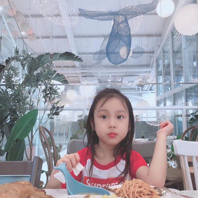 Bức ảnh selfie tai tiếng nhất Cbiz h&ocirc;m nay: Kẻ ngoại t&igrave;nh L&yacute; Tiểu Lộ rạng rỡ b&ecirc;n vợ sao nam bị tố cưỡng bức - Ảnh 4.