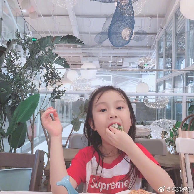 Bức ảnh selfie tai tiếng nhất Cbiz h&ocirc;m nay: Kẻ ngoại t&igrave;nh L&yacute; Tiểu Lộ rạng rỡ b&ecirc;n vợ sao nam bị tố cưỡng bức - Ảnh 5.