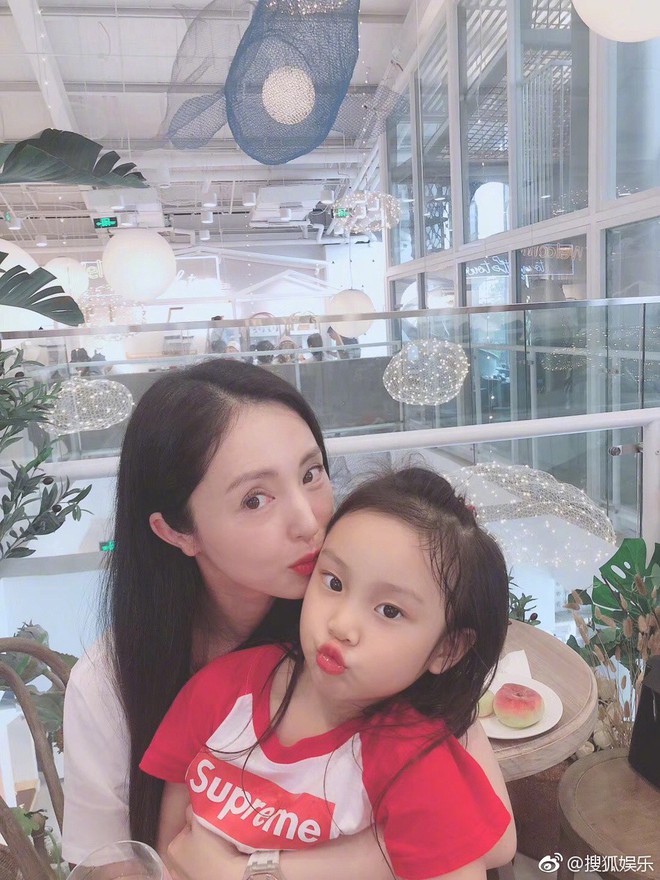 Bức ảnh selfie tai tiếng nhất Cbiz h&ocirc;m nay: Kẻ ngoại t&igrave;nh L&yacute; Tiểu Lộ rạng rỡ b&ecirc;n vợ sao nam bị tố cưỡng bức - Ảnh 6.