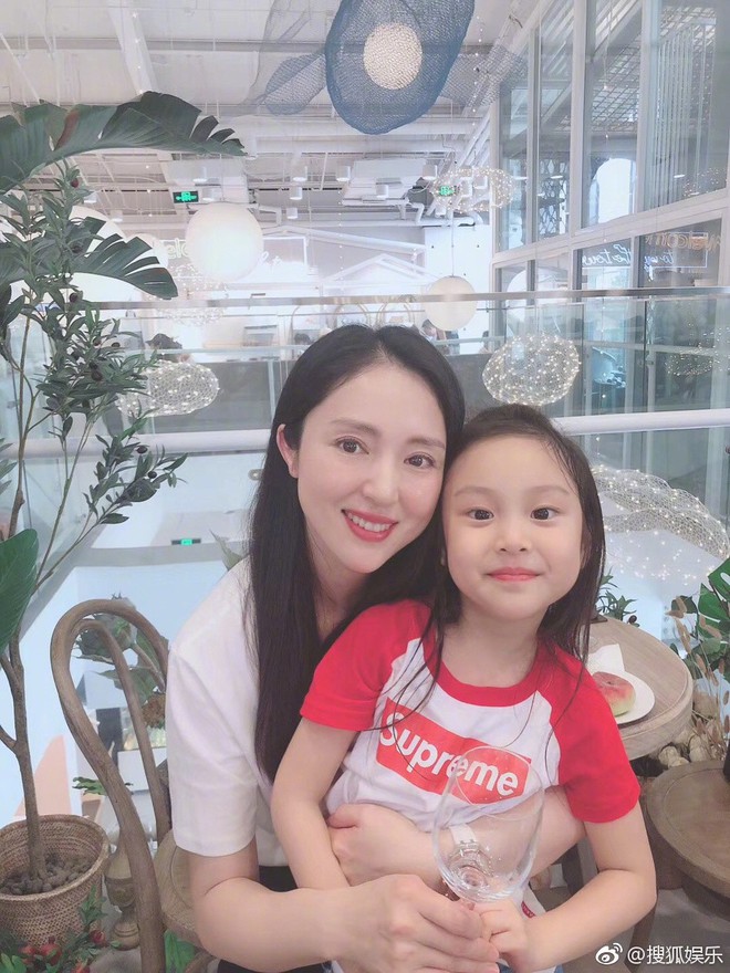 Bức ảnh selfie tai tiếng nhất Cbiz h&ocirc;m nay: Kẻ ngoại t&igrave;nh L&yacute; Tiểu Lộ rạng rỡ b&ecirc;n vợ sao nam bị tố cưỡng bức - Ảnh 7.