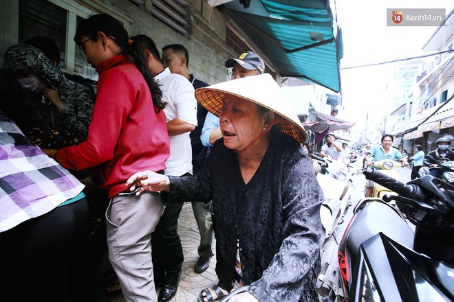 Lợi dụng đông người, nhiều khách tranh lấy cua dì Ba nhưng quên trả tiền: Họ cố tình làm thế, tội dì lắm! - Ảnh 5.