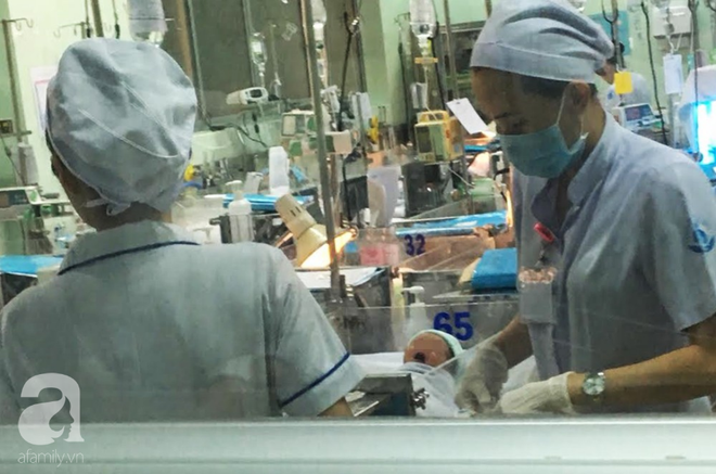 B&eacute; trai bị mẹ nghiện ma t&uacute;y v&agrave; nhiễm HIV bỏ rơi đang được điều trị cắt cơn nghiện tại BV Nhi Đồng - Ảnh 1.