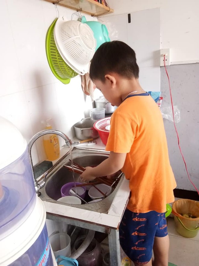 Kh&ocirc;ng qu&aacute;t mắng hay ra lệnh, chỉ d&ugrave;ng chi&ecirc;u thủ thỉ, mẹ 8X dạy con 6 tuổi l&agrave;m việc nh&agrave; nhoay nho&aacute;y - Ảnh 12.