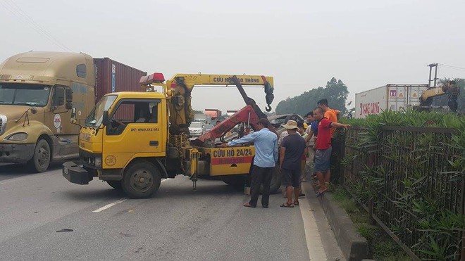 Bị container hất bay, 5 người tr&ecirc;n xe con may mắn tho&aacute;t chết - Ảnh 4.